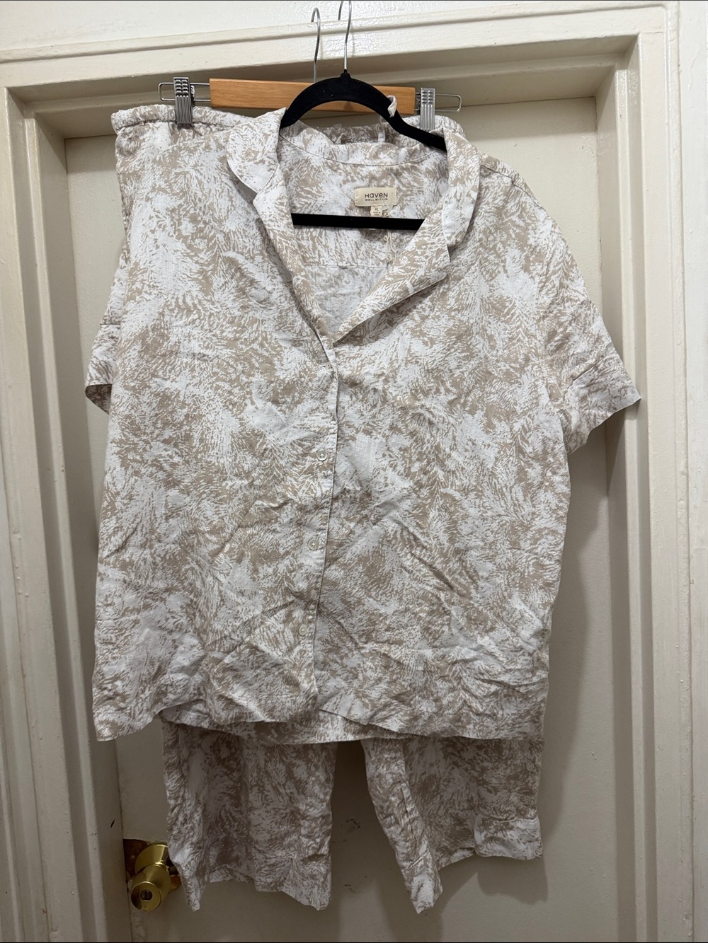 Short-Sleeve Casual Button-Down Shirt in Beige and White